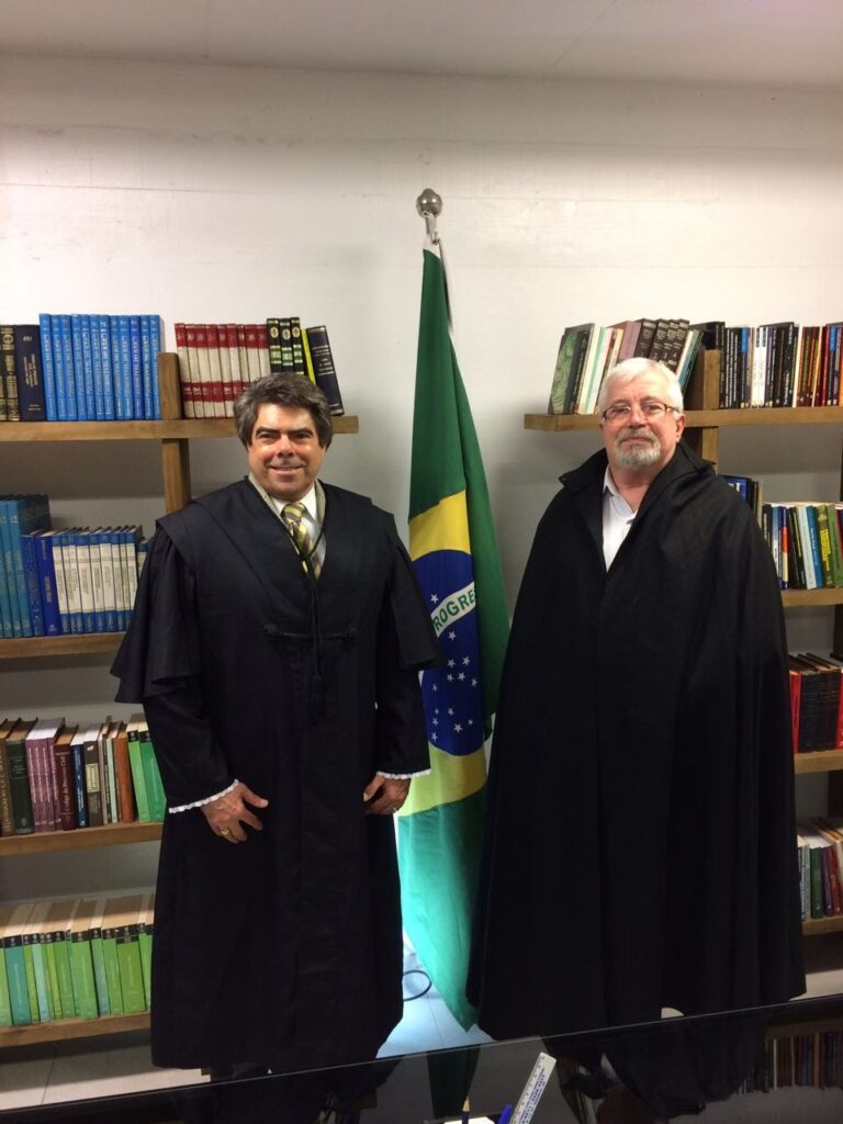 12-10-2017 Vestindo Beca da Universidade de Coimbra com Dr. Léo da Silva Alves